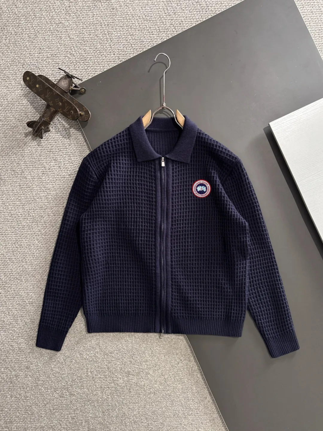 Next day shipping P460 Big Goose 2025 official website latest winter sweater, popular items are on sale at the counter simultaneously! Specially made of wool blended fabric. It feels comfortable and can be directly in contact with the skin. The logo badge is exquisitely embroidered, which is extremely eye-catching! The details highlight the fashionable charm of big brands. Exquisite workmanship. Three-dimensional cutting style. The wearing effect is invincible and handsome! All three standards are complete! Size: M-3XL